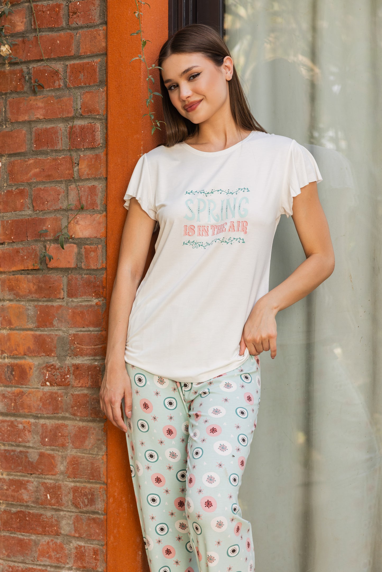 Off-white print top with fan-sleeve round pants