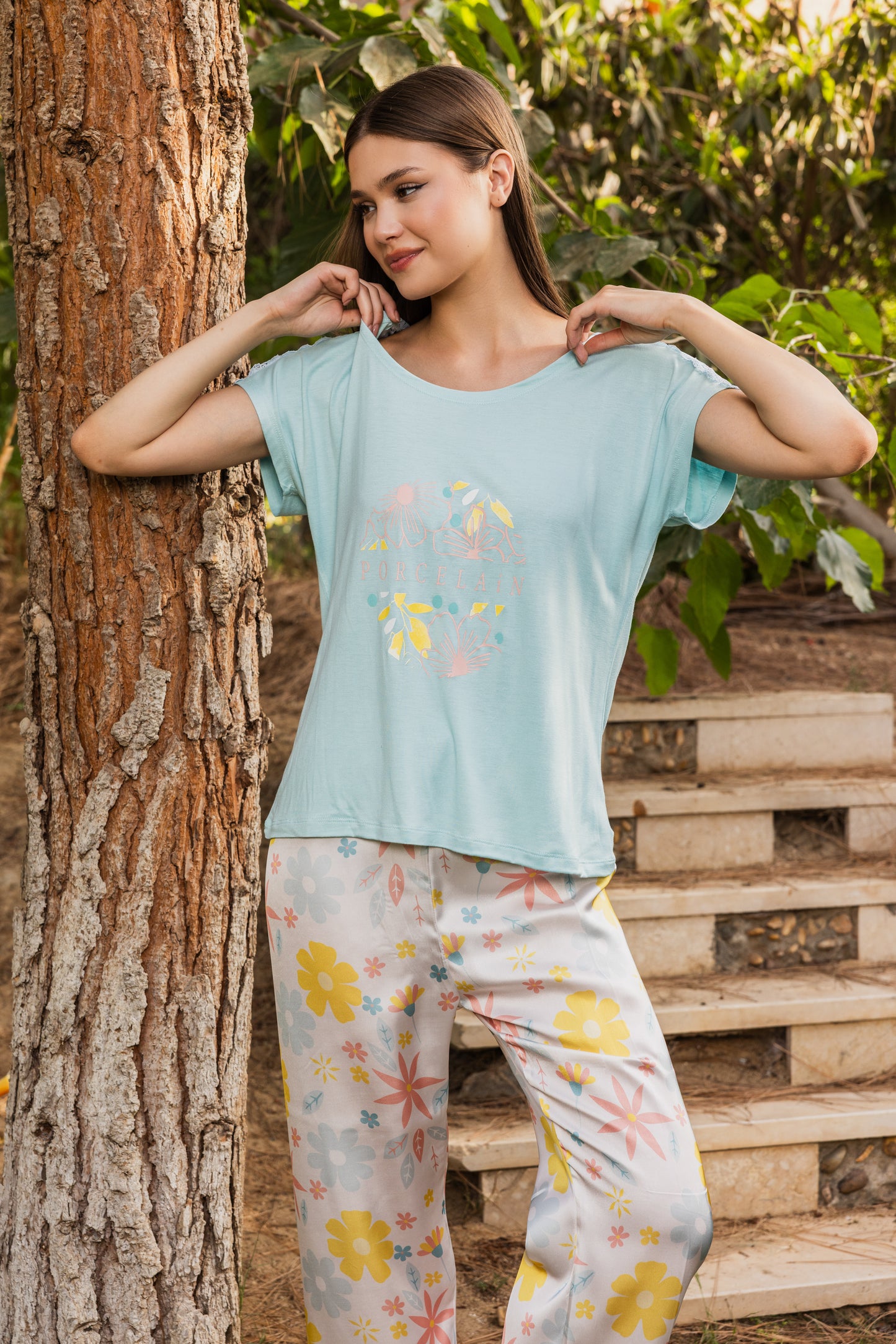 Printed top with long sleeves and rose satin pants