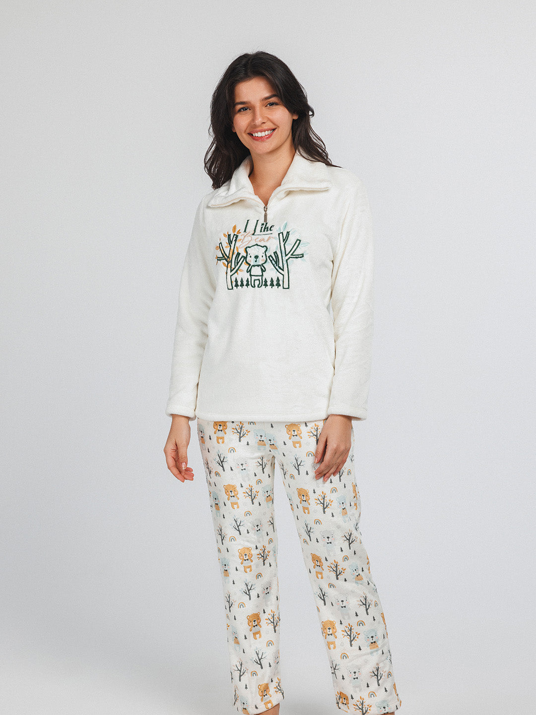 بلوزة هايدي ذات الرقبة العالية والمطرزة بشجرة باللون الأبيض الفاتح