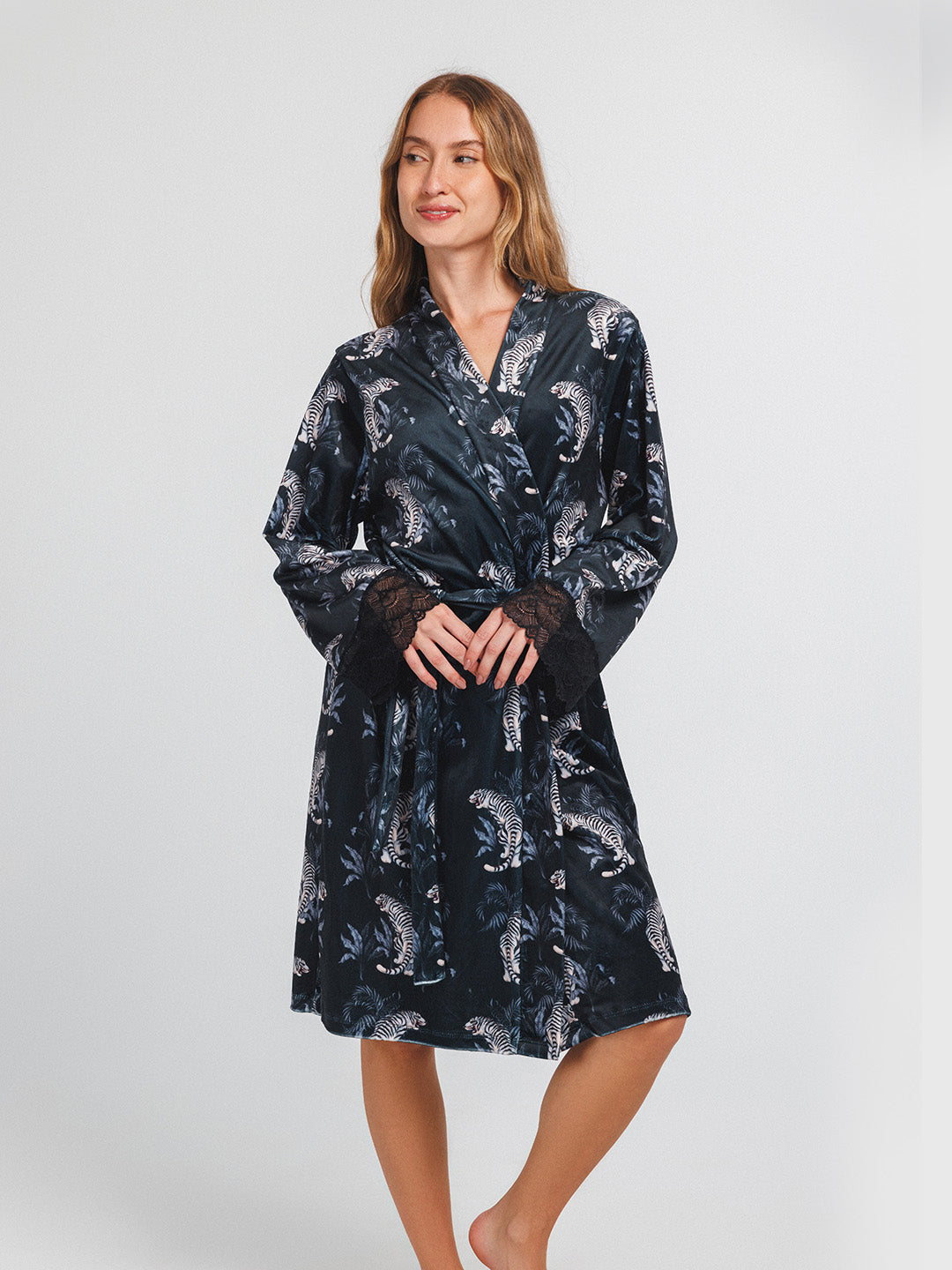 رداء قميص النمر الأسود