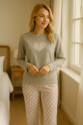 👉 "بلوزة بسيطة مطرزة بنسيج الجاكار باللون الرمادي مع بنطال سميك من نسيج الجاكار."