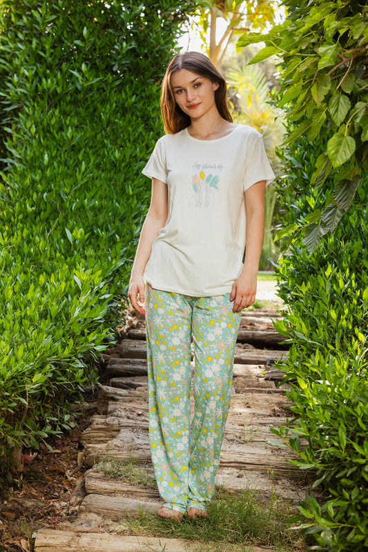 Off-white top with seven lace and buttons, printed rose jeans