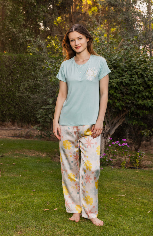 Embroidered half-sleeve top with a bandana and rose satin pants