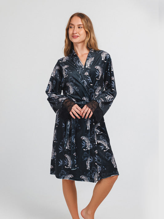 رداء قميص النمر الأسود