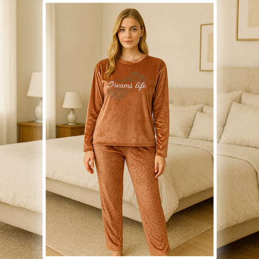 👉 “Simple embroidered top with brick-colored polka-dot pants.”